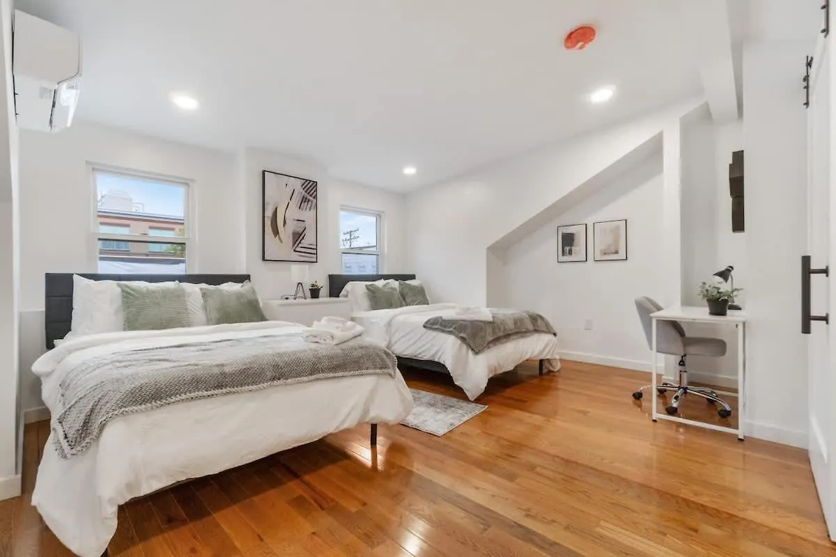 Villa 3 Bdrm 2 And A Half Bath - House Private Yard Duplex Pittsburgh
