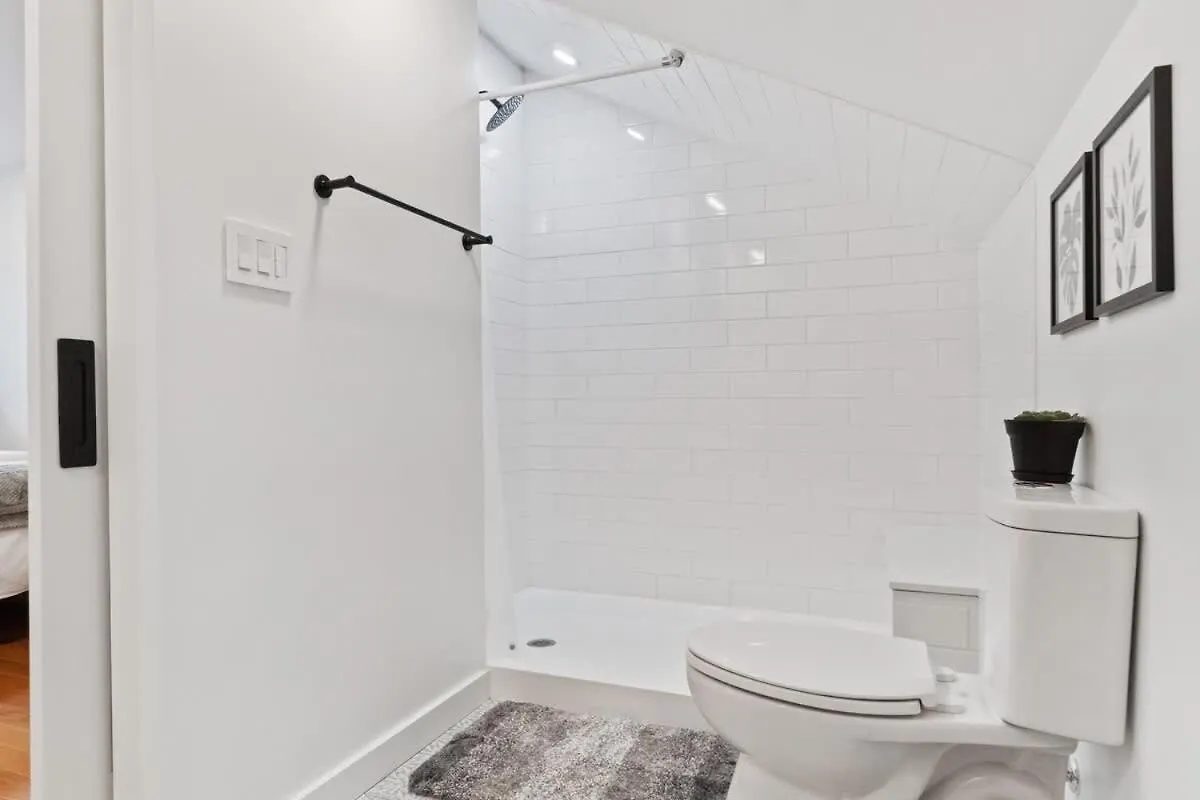Villa 3 Bdrm 2 And A Half Bath - House Private Yard Duplex Pittsburgh